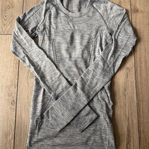 lululemon athletica Heathered Gray Long Sleeve Top